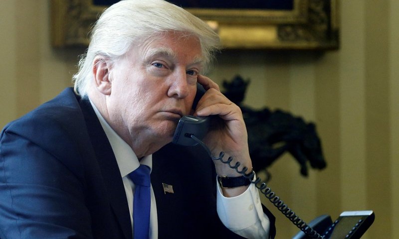 טראמפ משוחח בטלפון. (רויטרס)