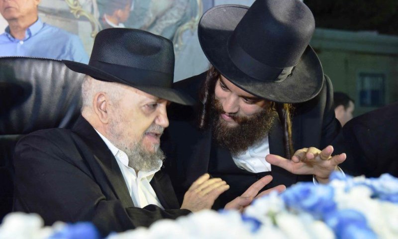 הרב מאזוז עם ראש העיר פרוש באירוע באלעד. צילום: עזרא טרבלסי