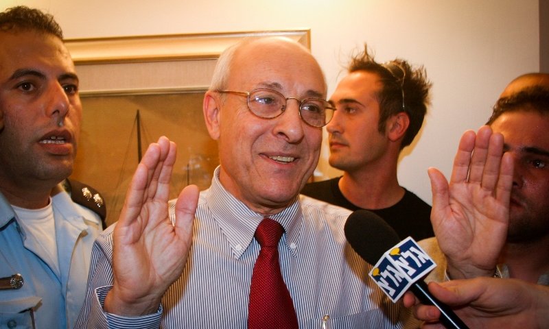 יצחק מולכו במשרדו ב-2007. צילום: פלאש 90