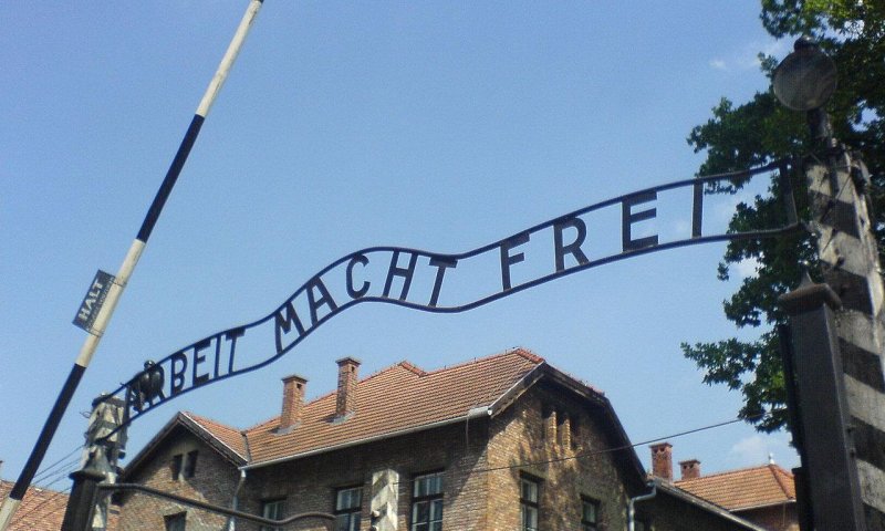 שער מחנה ההשמדה אושוויץ. צילום: ויקיפדיה