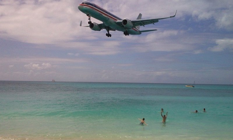 מטוס נוסעים בשמי סנט מרטין. צילום: pixabay