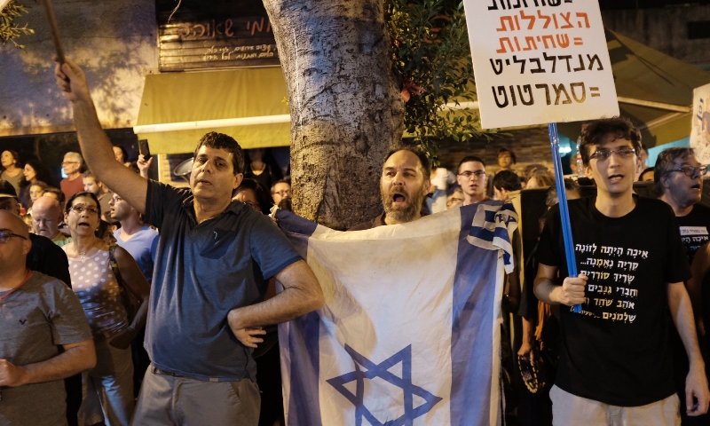 ההפגנות מול בית היועמ"ש. צילום: פלאש 90