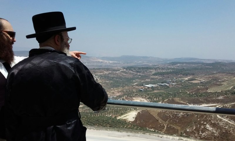 הרב זיכרמן בסיור בעיר (באדיבות המצלם)