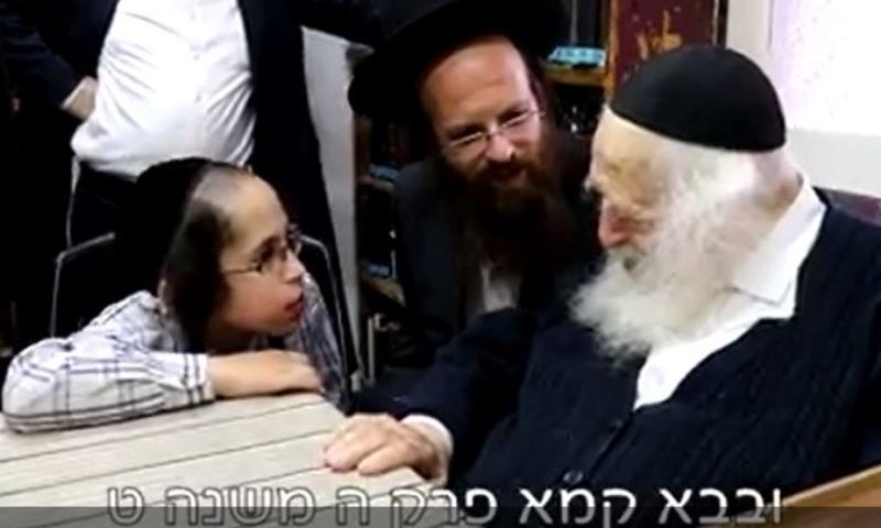 הגר"ח קנייבסקי משתעשע עם הילד הגאון