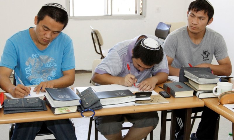 מתגיירים סינים לומדים יהדות בישראל. צילום: פלאש 90