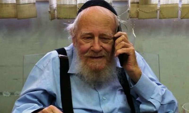 הרב עדין שטיינזלץ בעת שיחת הטלפון מנשיא המדינה (באדיבות המצלם) 