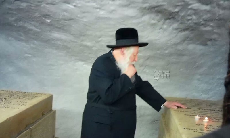 הרבי מגור בתפילה בציון אביו בחודש אדר האחרון (באדיבות המצלם)