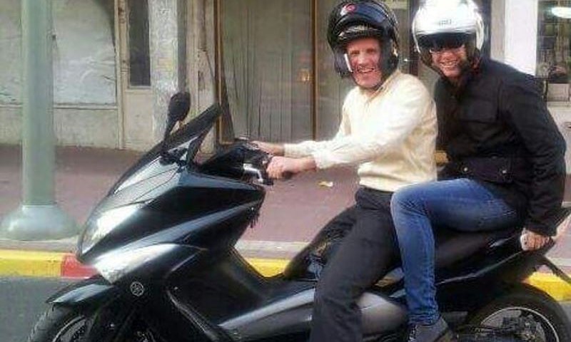 בישיץ ז"ל וחברו שוקי סלומון רכובים על אופנוע