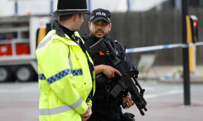 שוטרים בריטים בזירת הפיגוע במנצ'סטר. צילום: רויטרס