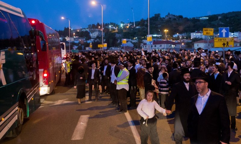 עומס בהמתנה לאוטובוס במירון. צילום: פלאש 90