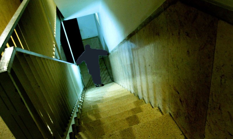 ילדה בחדר מדרגות. צילום: אוליבר פיטוסי/פלאש90