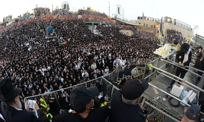 הקהל בהדלקה ב'תולדות אהרן' אמש. צילום: שוקי לרר