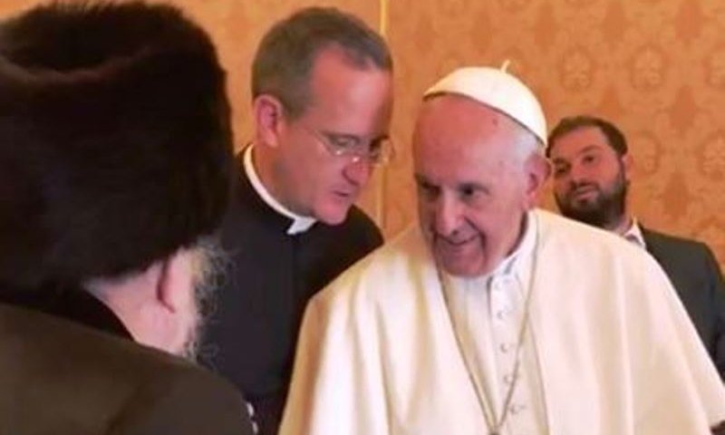 החסידים עם האפיפיור. צילום: מתוך הסרטון