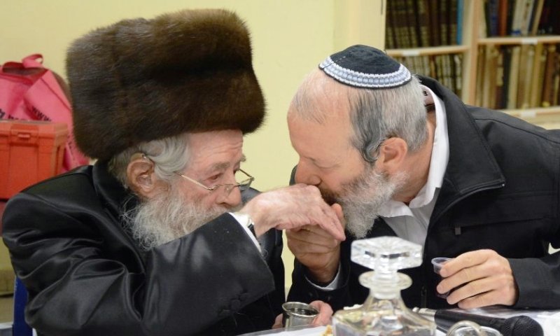 הרב הושע עם אביו זצ"ל. צילום: שוקי לרר