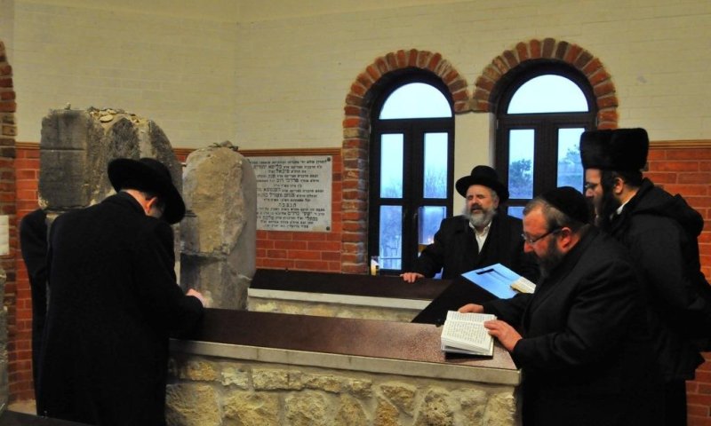 מתפללים בתוך הציון בהונגריה