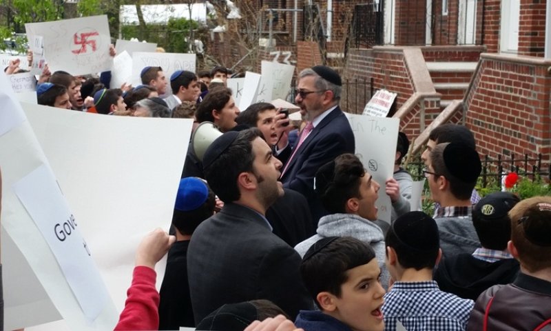 תלמידי הישיבה ורבם מפגינים מול ביתו של הנאצי