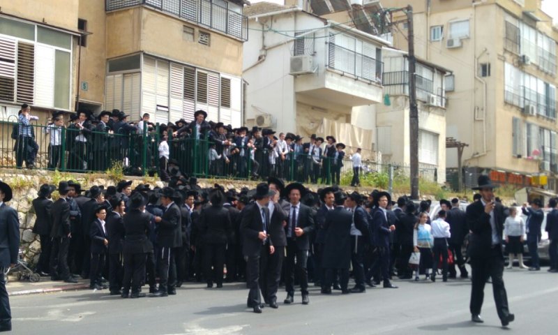 ההמונים גודשים את הבית ברחוב חזון אשי 5 