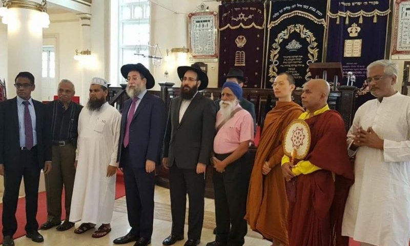 האימאם במהלך ביקור בבית הכנסת בסינגפור