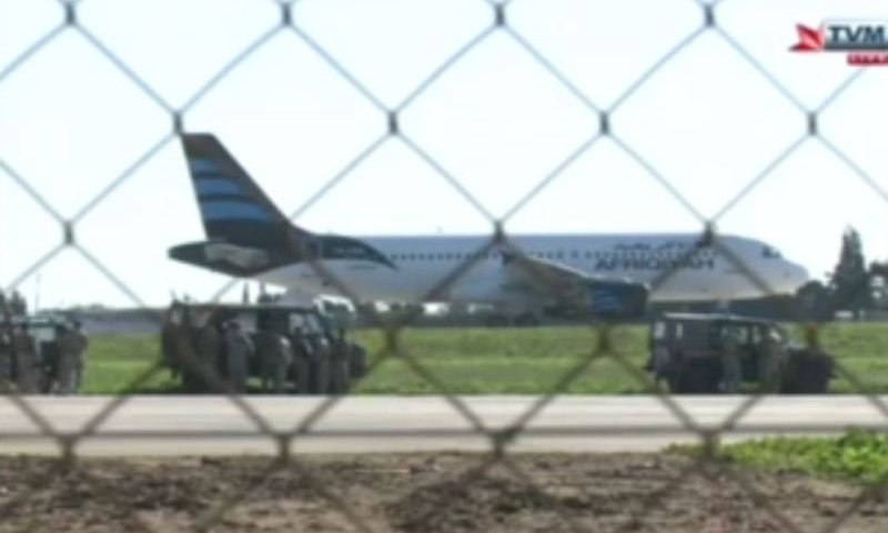 המטוס החטוף בנמל התעופה (צילומסך)