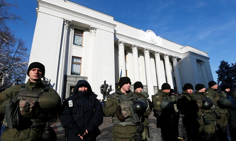 חיילים אוקראינים מאבטחים את הבנק המרכזי במדינה (צילום: רויטרס)