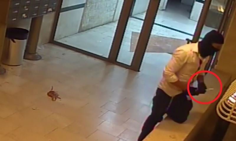 הגנב פורץ לדירה (מתוך מצלמת האבטחה)