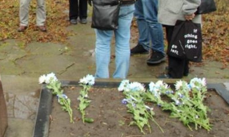 הפרחים מונחים על הקבר, צילום: אתר "חב"ד אונליין"