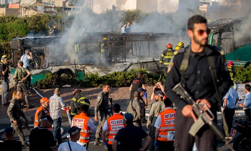 שוטרים בלב אחד מאזורי האסון בירושלים השנה, צילום ארכיון: פלאש90