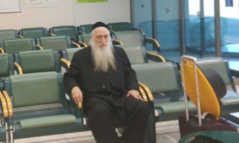 הרב כהנמן בשדה התעופה בחיפה