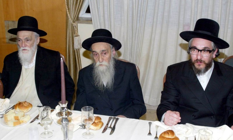 הרב מאירזון מימין עם האחים לבית בריסק