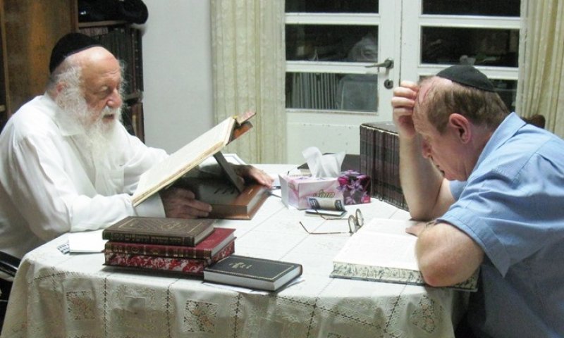 הגרב"ד פוברסקי בלימוד המשותף עם עורך הדין וינרוט (באדיבות המצלם)
