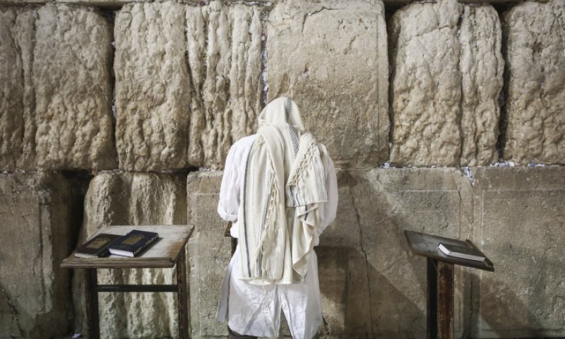 יהודי מתפלל בכותל במוצאי יום כיפור. צילום: פלאש 90 