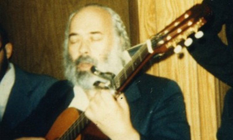 אחת מ-11 גיטרות, הרב קרליבך מנגן. צילום באדיבות ויקי