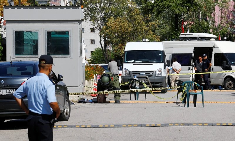 חבלן בודק את החבילה החשודה מחוץ לשגרירות, היום (רויטרס)