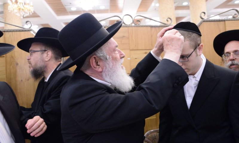 הרב זילברשטיין הערב מניח את האפר על ראש החתן. צילום: שוקי לרר