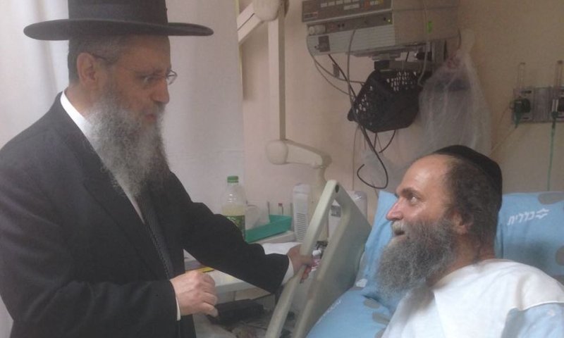 הרב דוד יוסף בביקור חולים אצל מארגן העצרות (באדיבות המצלם)