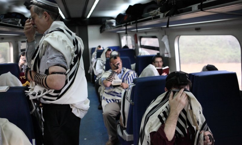 מתפללים ברכבת ישראל. צילום: יעקב נחומי, פלאש 90
