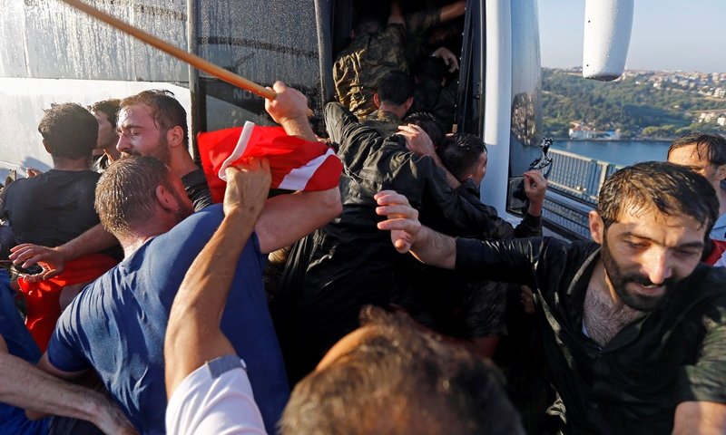 המורדים שנתפסו בטורקיה. צילום: רויטרס