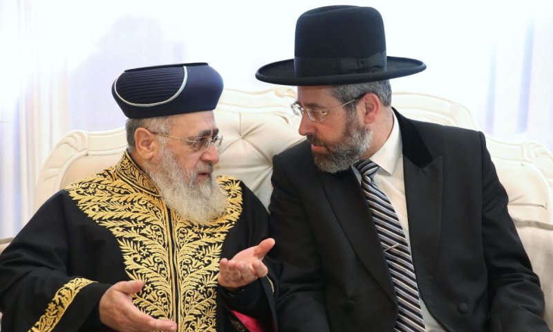 הרב יצחק יוסף והרב דוד לאו (יעקב כהן, פלאש 90)