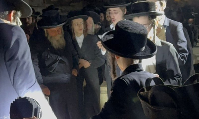 בזמן ששרנו 'מעוז צור' וחילקנו דמי חנוכה &ndash; הם ישבו שבעה על אמא