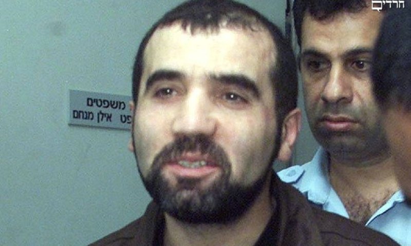 פוזי איוב במדי אסיר בעת שהותו בכלא בישראל
