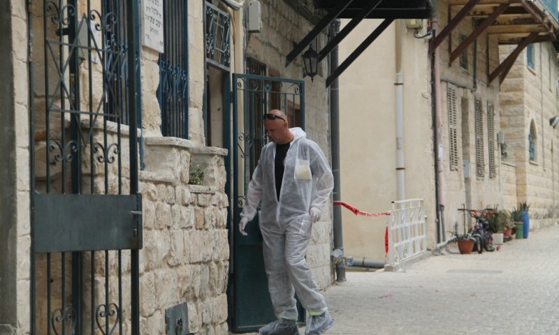 הכניסה לבית הכנסת לאחר הרצח; צילום אלישמע לנדסמן