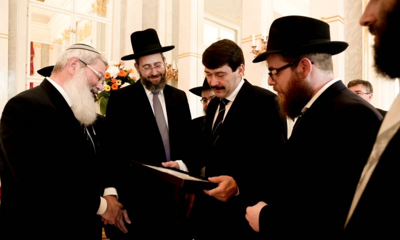 נשיא הונגריה עם הרבנים. צילום: מרכז רבני אירופה