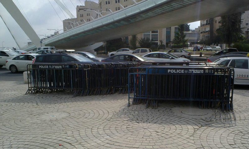 הכנות המשטרה בגשר המיתרים היום. צילום: בחדרי חרדים