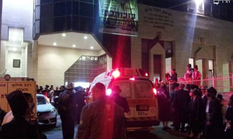 האמבולנס בחזית בית המדרש, צילום: יהודה אדלר, חדשות24