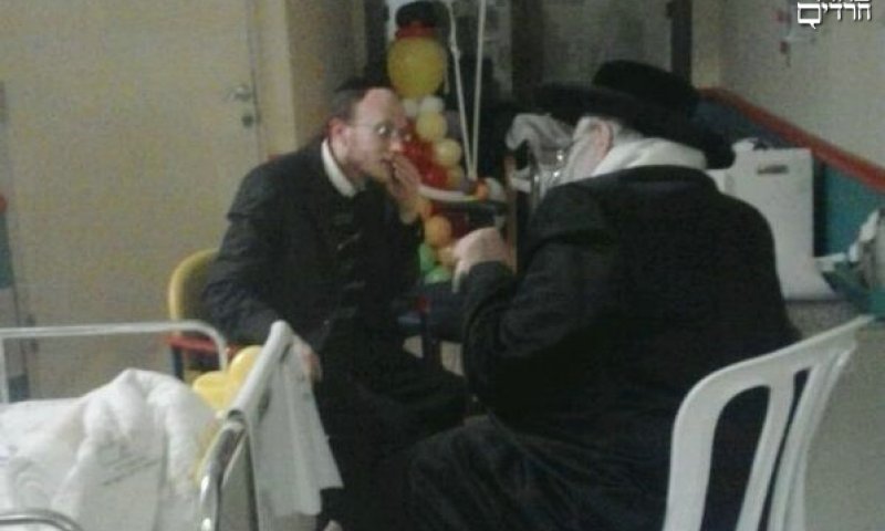 האדמו"ר מצאנז עם האב שמעון גרוס. צילום: בחדרי חרדים