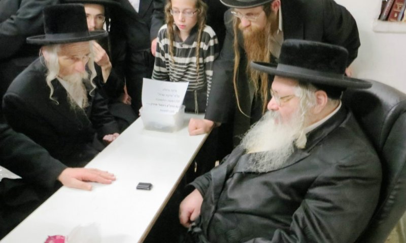 Shiva at the Shomrei Emunim Rebbe's house