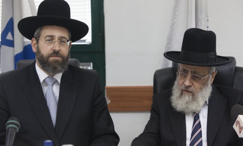 Hagaon R' Yitzchak Yosef and Hagaon R' David Lau. Photo: Flash 90