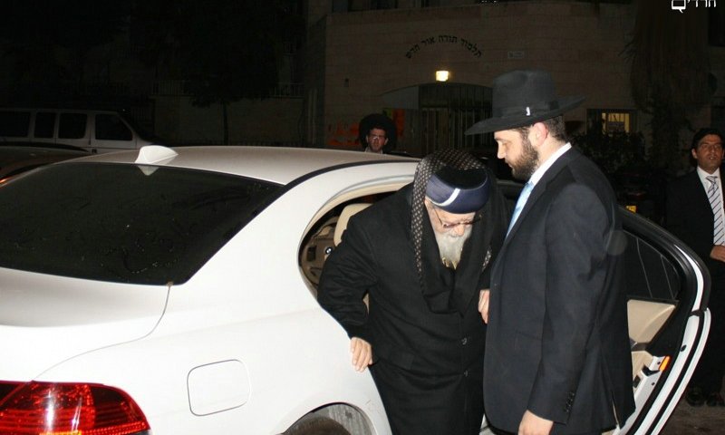 Harav Ovadia Yosef zt"l leaving his car. Photo: Archive