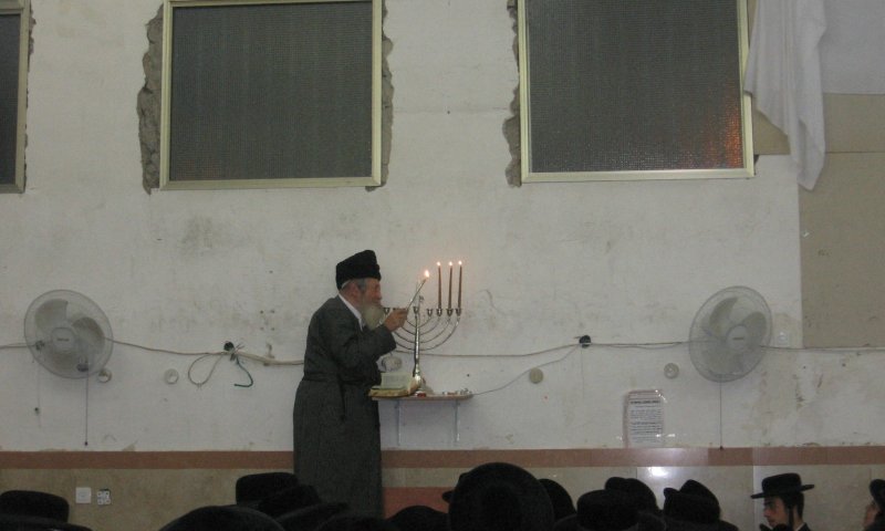 Harav Yaakov  Yitczhok Einhorn z"l, who used to light candles, until two years ago