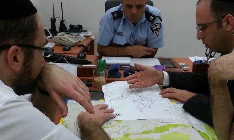 Greenberg and Montag with commander of police station in Beit Shemesh